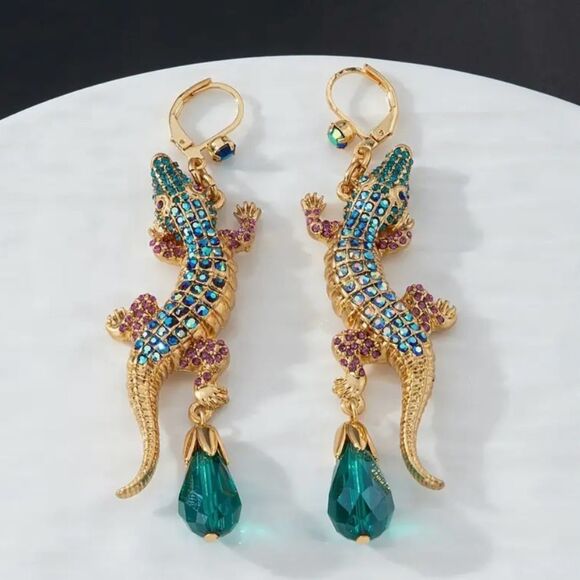 ✨ Heidi DAUS Elegant Gold and Blue Green Sparkling Crystal Lizard Earrings ✨ - Picture 4 of 8